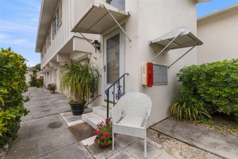Townhouse in Saint Petersburg, Florida 1 bedroom, 68.28 sq.m. № 2097856 - photo 2