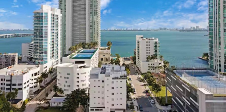 Кондоминиум с 2 спальнями в Майами, Флорида № 2035224