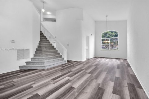 Купить виллу или дом в Пемброк-Пайнс, Флорида 4 спальни, 233.46м2, № 2150407 - фото 3