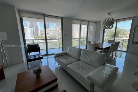 Condo in Hallandale Beach, Florida, 3 bedrooms  № 1940657 - photo 5
