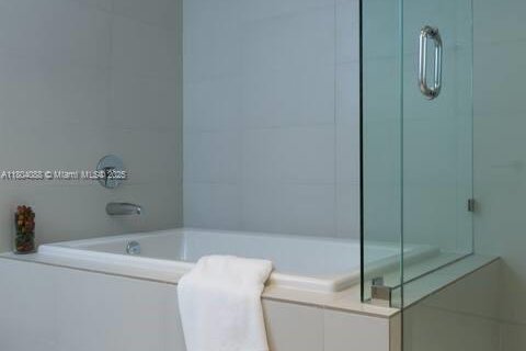 Condo in Hallandale Beach, Florida, 3 bedrooms  № 1940657 - photo 9