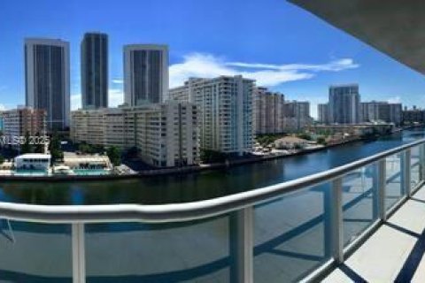 Condo in Hallandale Beach, Florida, 3 bedrooms  № 1940657 - photo 6