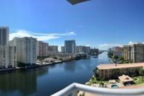 Condo in Hallandale Beach, Florida, 3 bedrooms  № 1940657 - photo 16