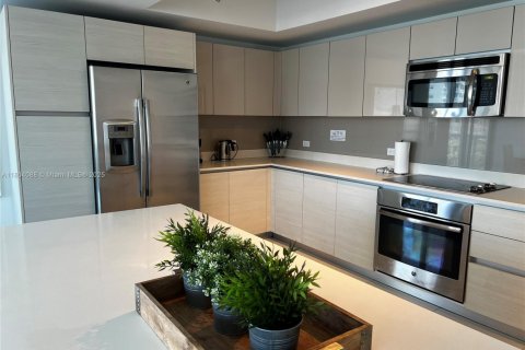 Condo in Hallandale Beach, Florida, 3 bedrooms  № 1940657 - photo 2