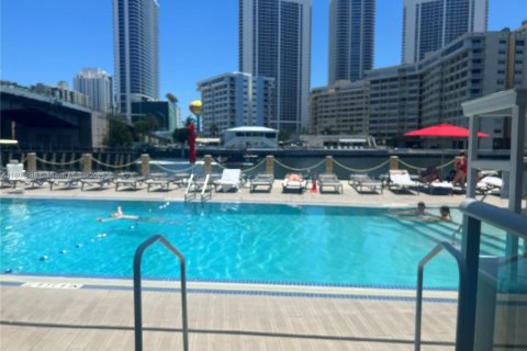 Condo in Hallandale Beach, Florida, 3 bedrooms  № 1940657 - photo 19
