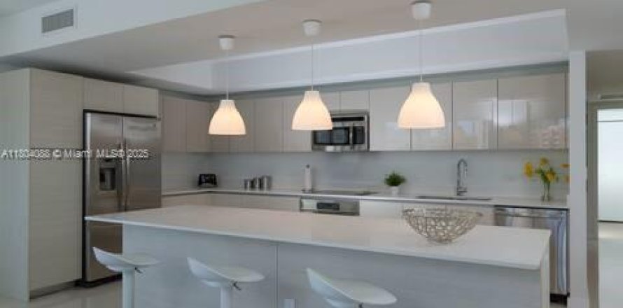 Condo in Hallandale Beach, Florida, 3 bedrooms № 1940657