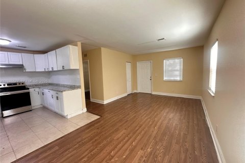 Villa ou maison à louer à Fort Lauderdale, Floride: 3 chambres, 103.86 m2 № 2002522 - photo 2