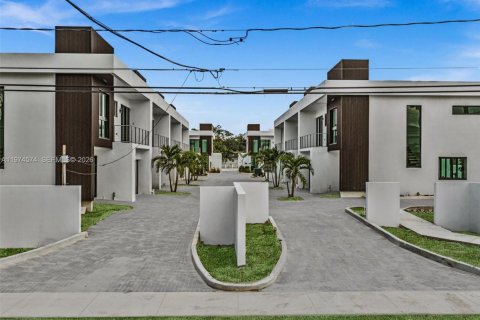 Touwnhouse à vendre à Dania Beach, Floride: 3 chambres, 193.24 m2 № 2038560 - photo 6