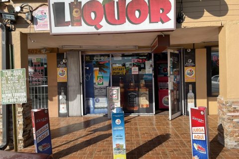 Commercial property in Hialeah, Florida № 2039388