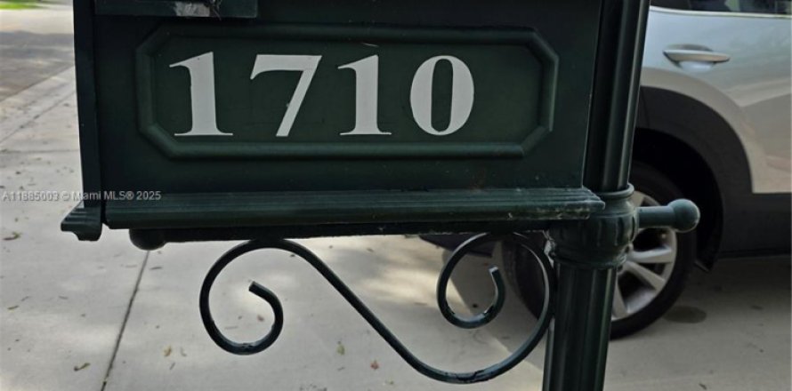 House in Weston, Florida 3 bedrooms, 168.71 sq.m. № 2012856