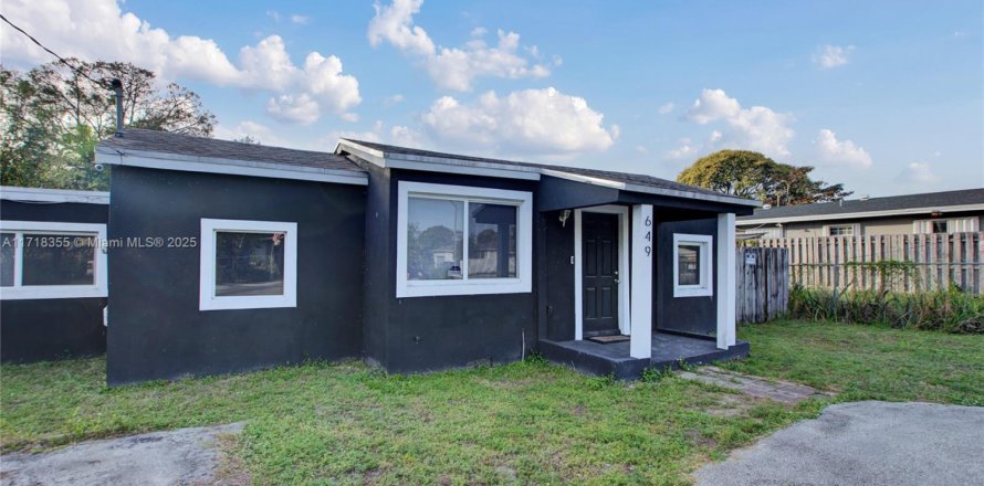 House in Fort Lauderdale, Florida 3 bedrooms, 119.01 sq.m. № 1942323