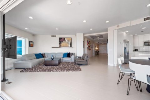 Condominio en venta en Daytona Beach Shores, Florida, 3 dormitorios, 230.4 m2 № 1732330 - foto 13