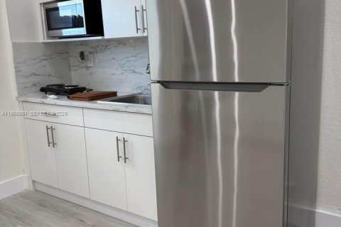 Propiedad comercial en alquiler en Miami, Florida, 1 dormitorio, 173.91 m2 № 2010723 - foto 2