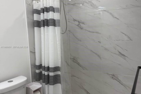 Propiedad comercial en alquiler en Miami, Florida, 1 dormitorio, 173.91 m2 № 2010723 - foto 14