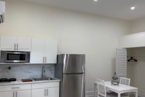 Propiedad comercial en Miami, Florida 1 dormitorio, 173.91 m2 № 2010723
