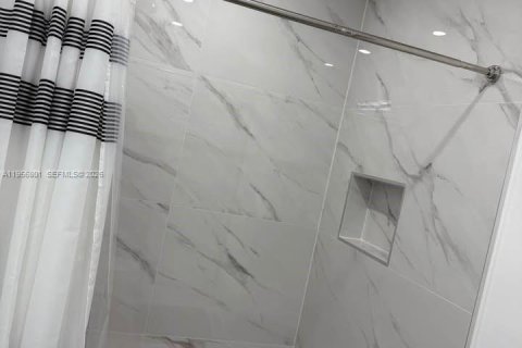 Propiedad comercial en alquiler en Miami, Florida, 1 dormitorio, 173.91 m2 № 2010723 - foto 15