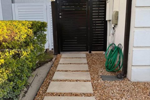 Propiedad comercial en alquiler en Miami, Florida, 1 dormitorio, 173.91 m2 № 2010723 - foto 17