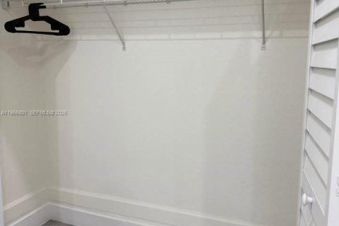 Propiedad comercial en alquiler en Miami, Florida, 1 dormitorio, 173.91 m2 № 2010723 - foto 11