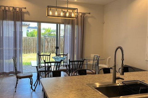 Villa ou maison à louer à Miami, Floride: 3 chambres, 183.95 m2 № 2084516 - photo 4