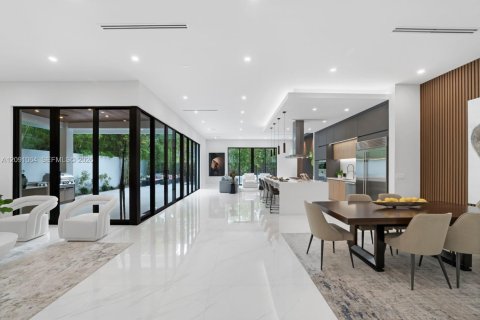Casa en venta en Miami, Florida, 5 dormitorios, 361.02 m2 № 2377038 - foto 4