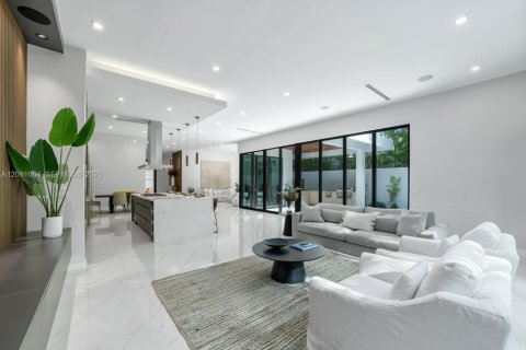 Casa en venta en Miami, Florida, 5 dormitorios, 361.02 m2 № 2377038 - foto 19