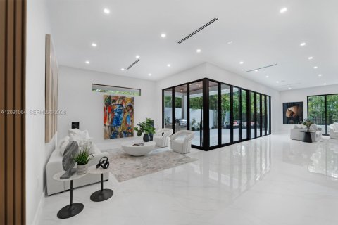 Casa en venta en Miami, Florida, 5 dormitorios, 361.02 m2 № 2377038 - foto 5