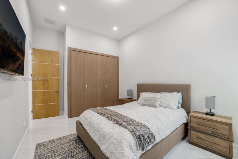 Casa en venta en Miami, Florida, 5 dormitorios, 361.02 m2 № 2377038 - foto 10