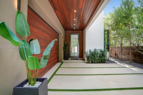 Casa en venta en Miami, Florida, 5 dormitorios, 361.02 m2 № 2377038 - foto 2