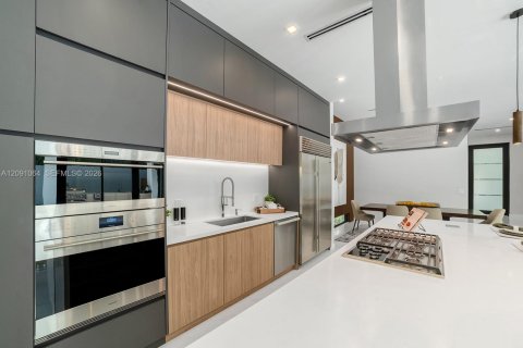 Casa en venta en Miami, Florida, 5 dormitorios, 361.02 m2 № 2377038 - foto 18