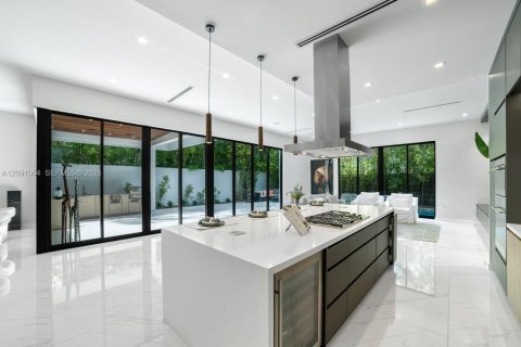 Casa en venta en Miami, Florida, 5 dormitorios, 361.02 m2 № 2377038 - foto 15