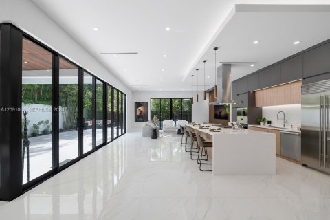 Casa en venta en Miami, Florida, 5 dormitorios, 361.02 m2 № 2377038 - foto 12