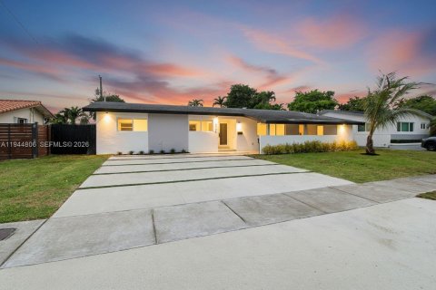 Casa en venta en Miami, Florida, 3 dormitorios, 169.36 m2 № 2002941 - foto 3