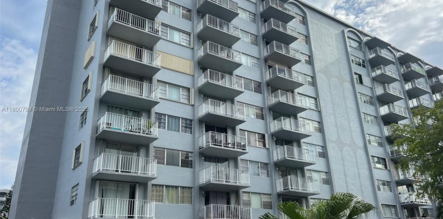 Condominio en North Miami, Florida, 1 dormitorio № 1696088