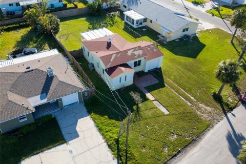 House in Redington Beach, Florida 2 bedrooms, 102.01 sq.m. № 1716845 - photo 1