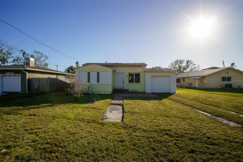 House in Redington Beach, Florida 2 bedrooms, 102.01 sq.m. № 1716845 - photo 11