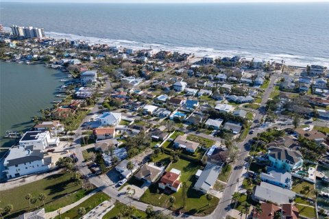 House in Redington Beach, Florida 2 bedrooms, 102.01 sq.m. № 1716845 - photo 9