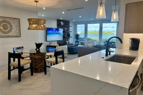 Condo in Sarasota, Florida, 2 bedrooms  № 1997878 - photo 3