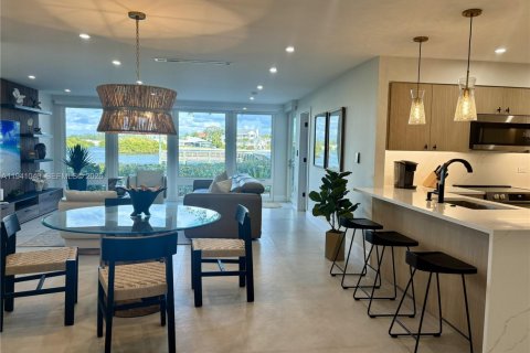 Condo in Sarasota, Florida, 2 bedrooms  № 1997878 - photo 2