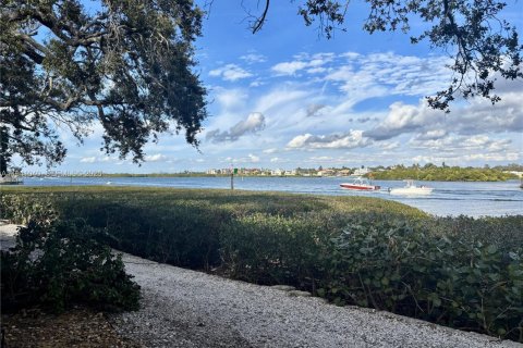 Condo in Sarasota, Florida, 2 bedrooms  № 1997878 - photo 17