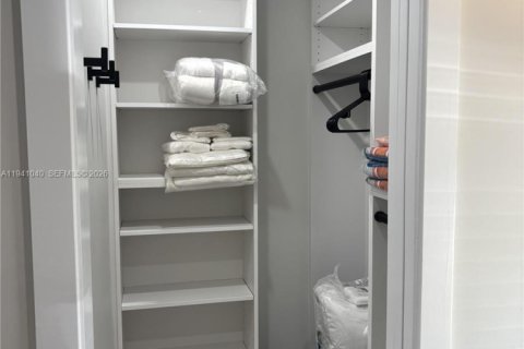 Condo in Sarasota, Florida, 2 bedrooms  № 1997878 - photo 10