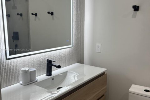 Condo in Sarasota, Florida, 2 bedrooms  № 1997878 - photo 12