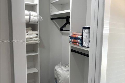 Condo in Sarasota, Florida, 2 bedrooms  № 1997878 - photo 11