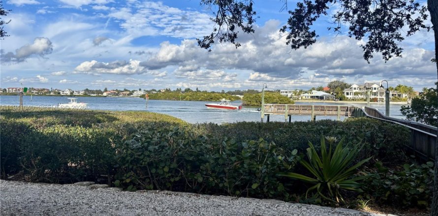 Condo in Sarasota, Florida, 2 bedrooms  № 1997878