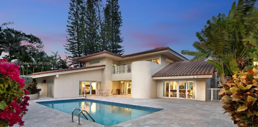 House in Golden Beach, Florida 4 bedrooms, 364.18 sq.m. № 1669686