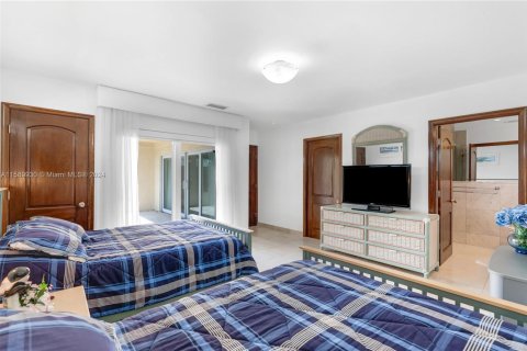 House in Golden Beach, Florida 4 bedrooms, 364.18 sq.m. № 1669686 - photo 20