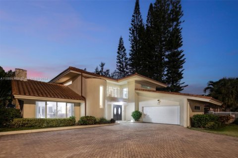 House in Golden Beach, Florida 4 bedrooms, 364.18 sq.m. № 1669686 - photo 3