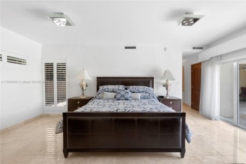 House in Golden Beach, Florida 4 bedrooms, 364.18 sq.m. № 1669686 - photo 17