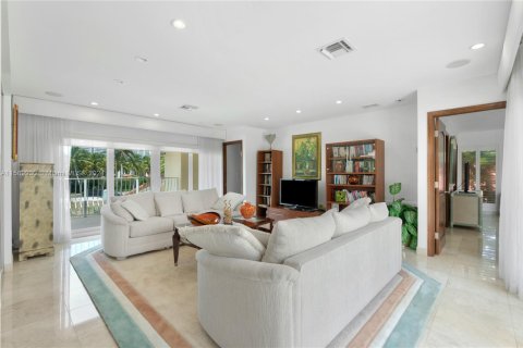 House in Golden Beach, Florida 4 bedrooms, 364.18 sq.m. № 1669686 - photo 19