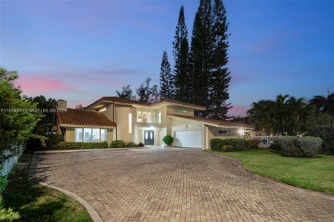 House in Golden Beach, Florida 4 bedrooms, 364.18 sq.m. № 1669686 - photo 21