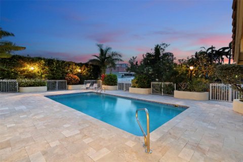 House in Golden Beach, Florida 4 bedrooms, 364.18 sq.m. № 1669686 - photo 2